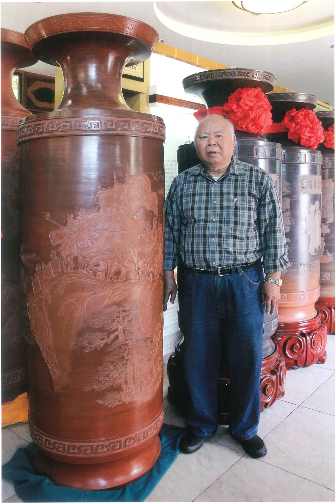 邓敦伟与大型坭兴陶作品合影，图片来自现有出版物扫描素材